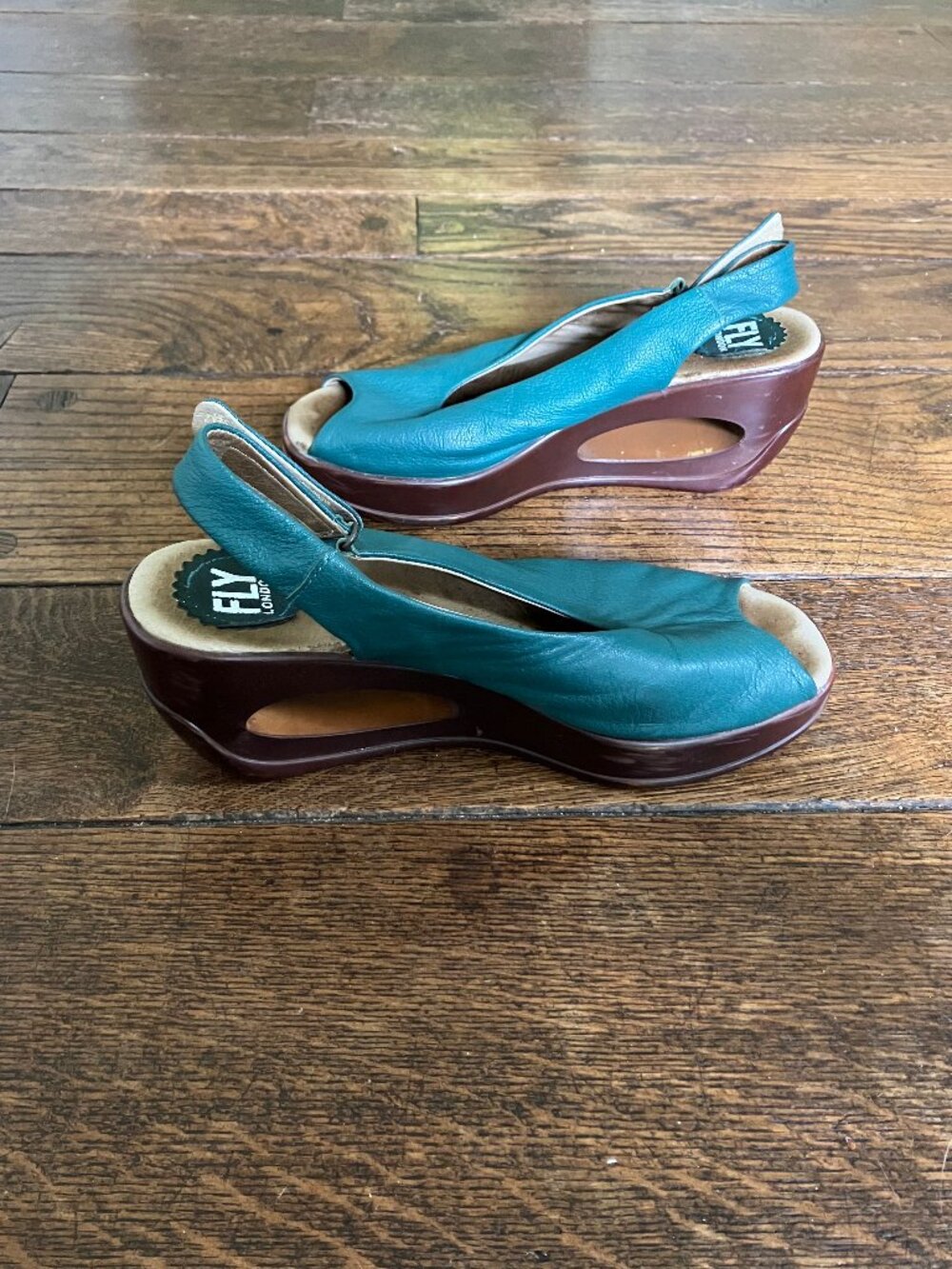 Fly wedge sandals green leather US size 8 (Eur 38)